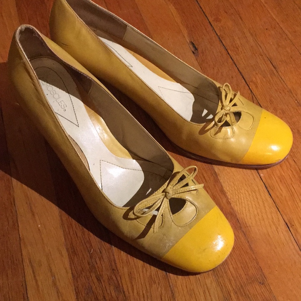 Yellow bow heels